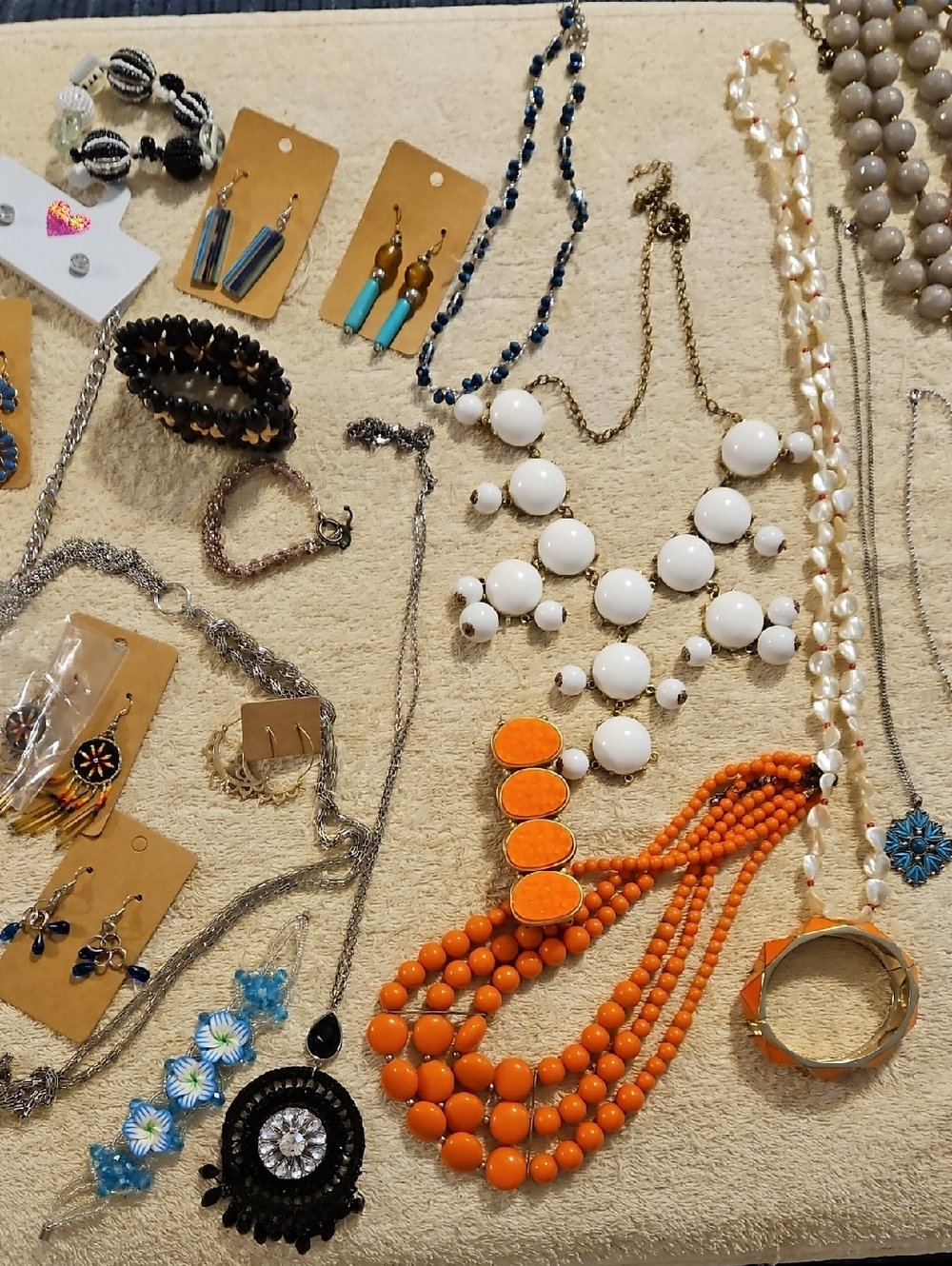 Mystery Bundle 3 pieces of Jewelry. NO CANCELLATIONS ON ACCIDENTAL BIDS - Picture 5 of 17